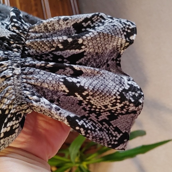 🌻Women's Joe Fresh Snakeskin Print Blouse - Picture 4 of 8